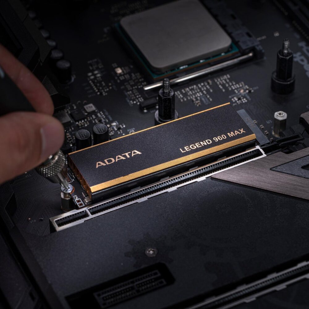 ADATA Legend 960 MAX - SSD - 2TB - intern - M.2 2280 - PCIe 4,0 x4 (NVMe) - 256-Bit-AES - integrierter Kühlkörper (ALEG-960M-2TCS)